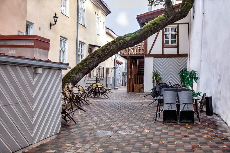 Three Crowns Residents Hotel Tallinn Exterior photo